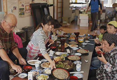 大人数で食卓を囲んでいる様子の写真