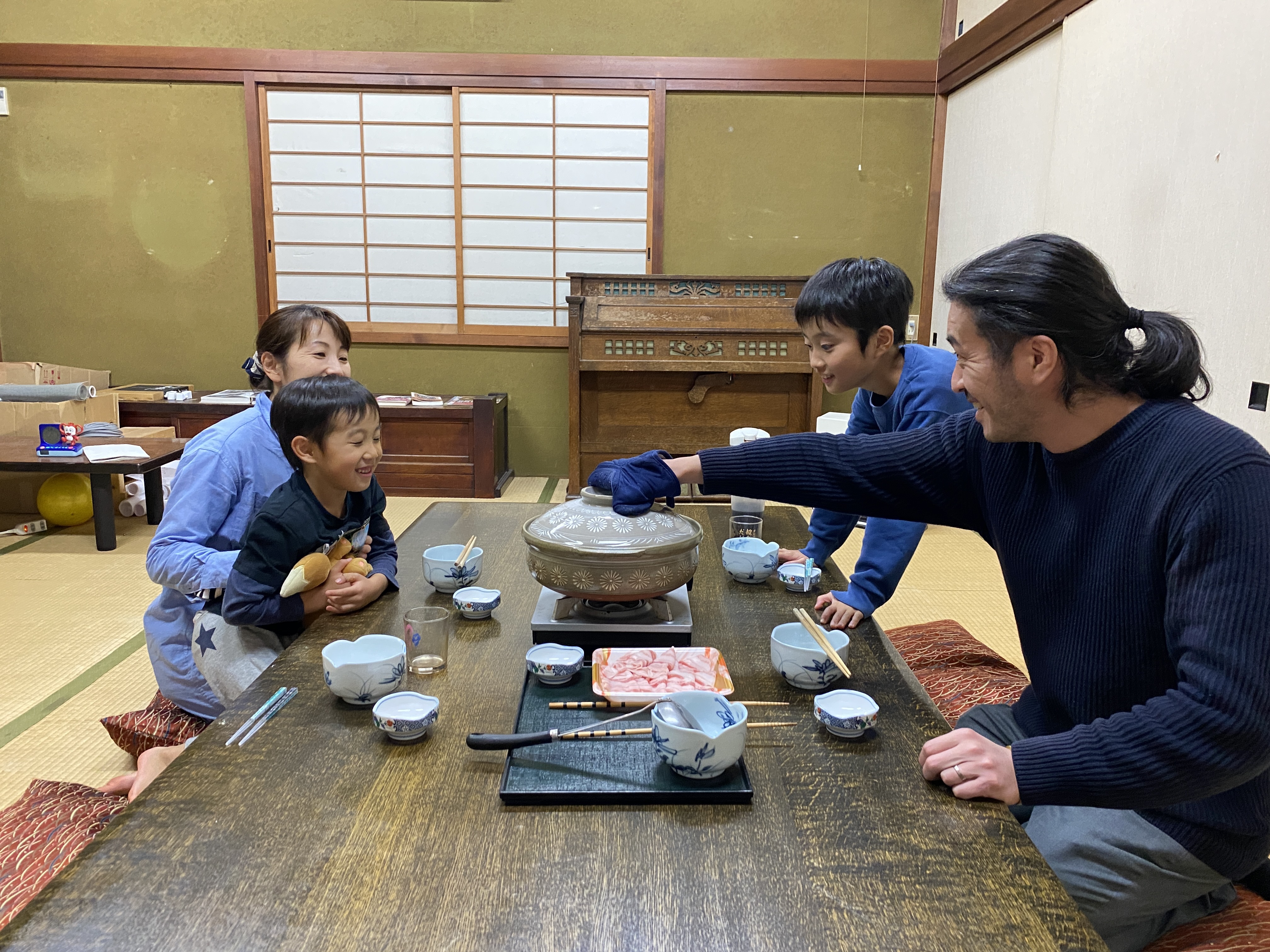 一家4人と住人たちのシェアハウスでの暮らし