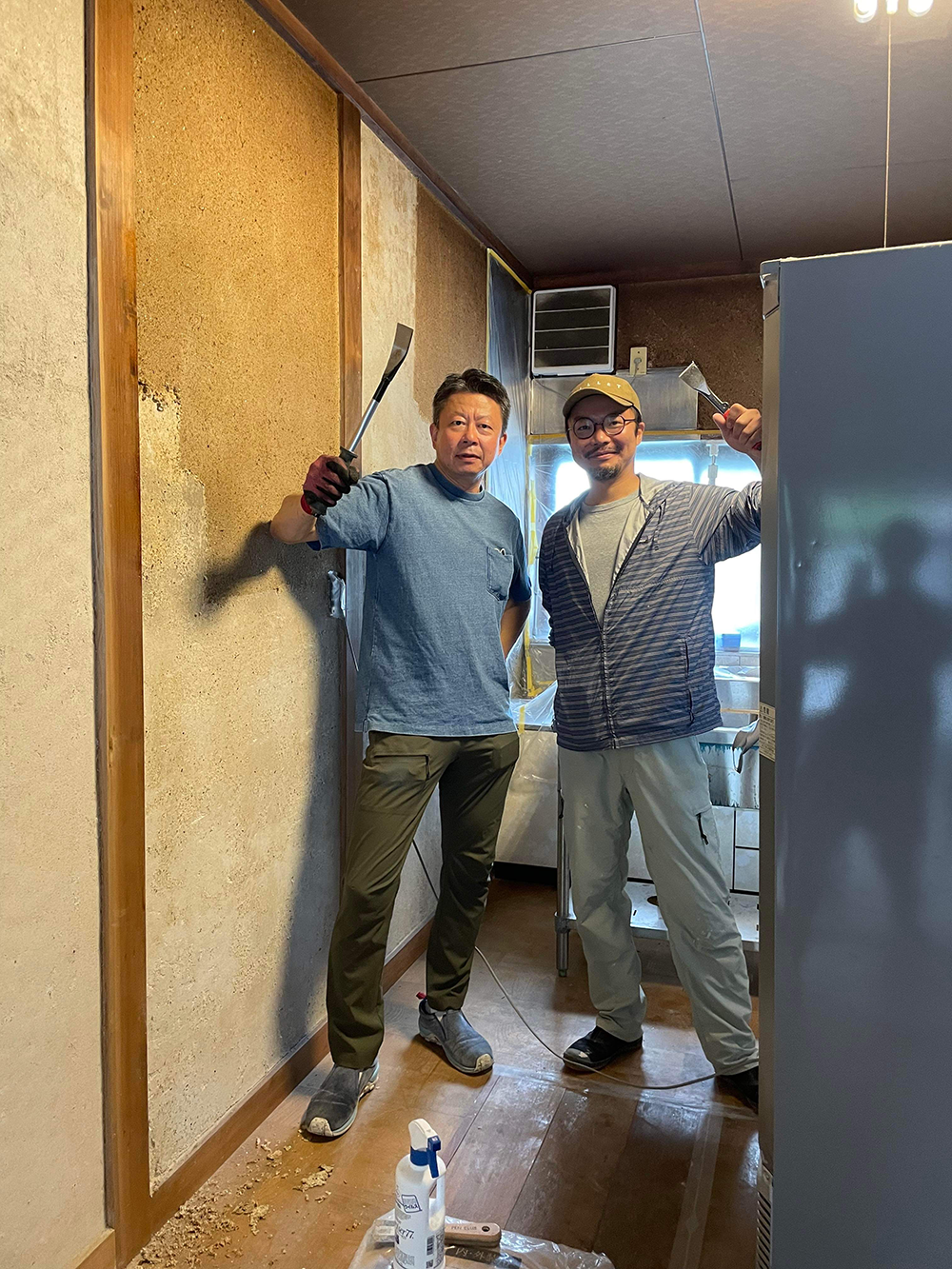 町の人たちと漆喰の壁塗り