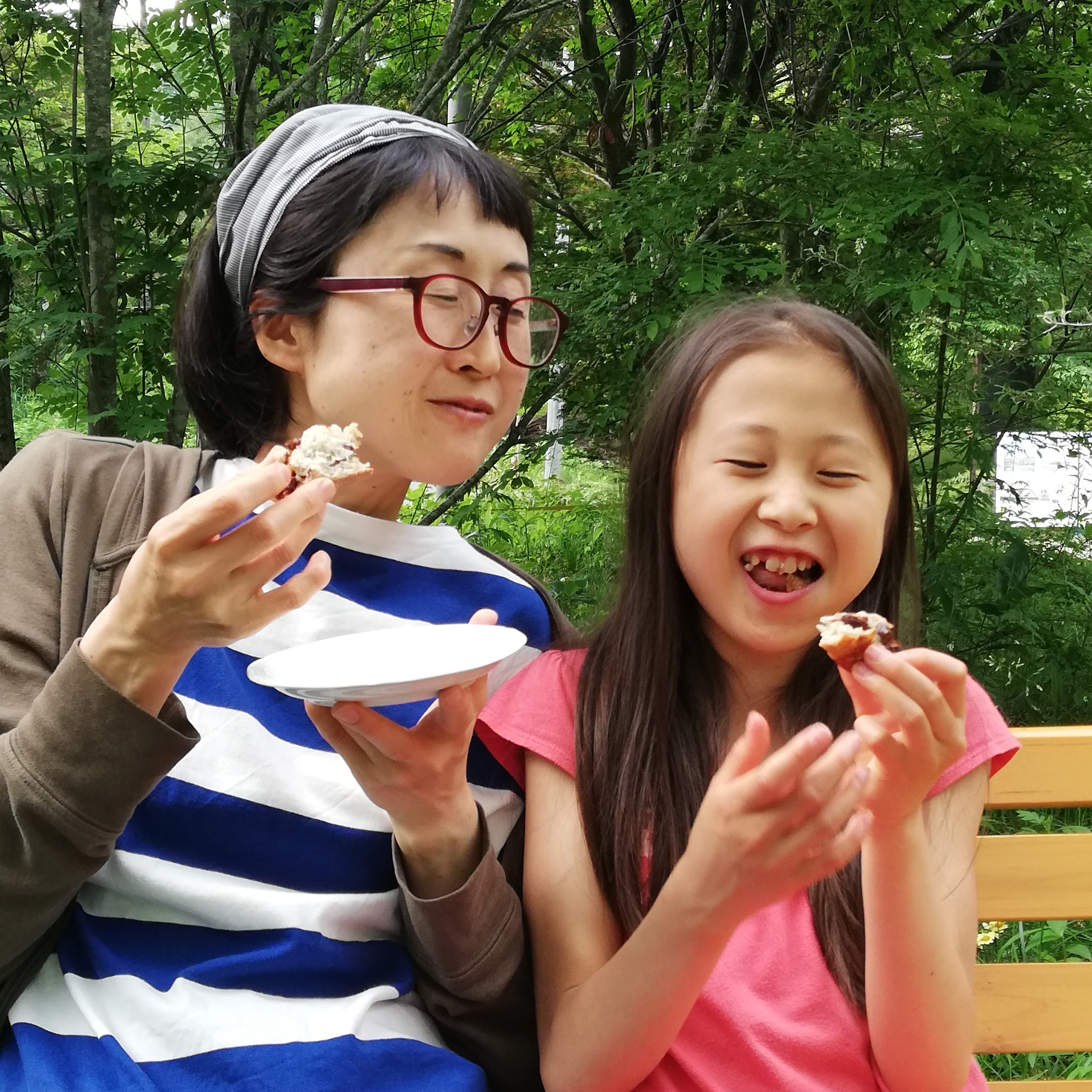 洋子さんのお菓子を庭のベンチでの写真