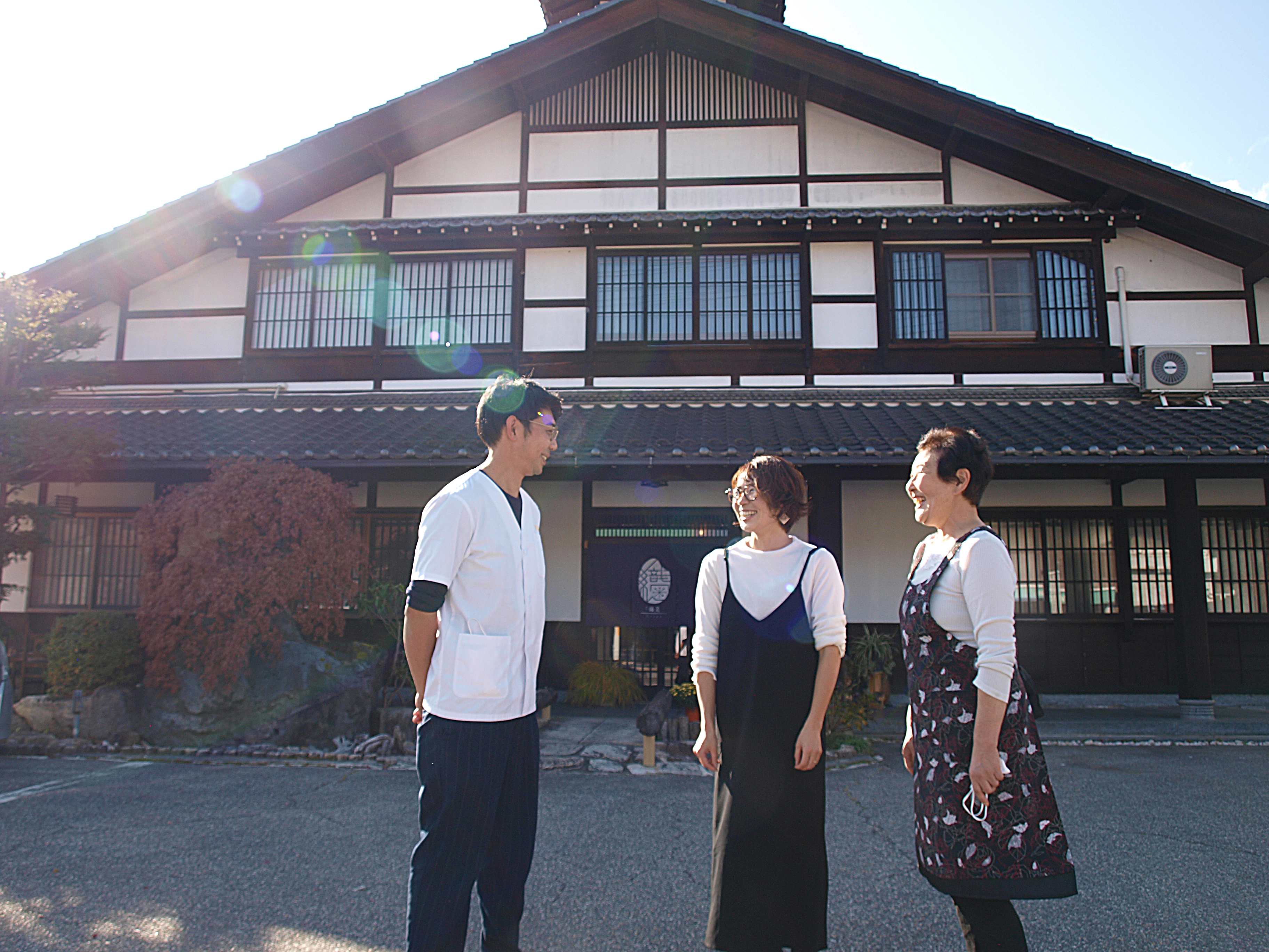 和食屋「織是」の前