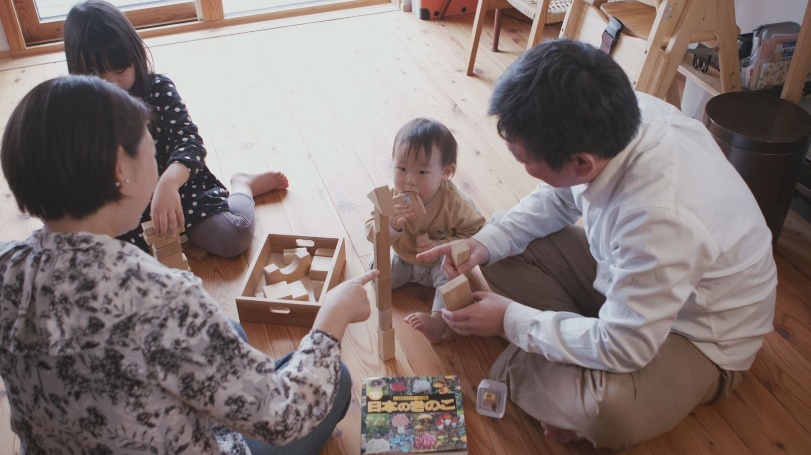 木のおもちゃで遊んでいる写真