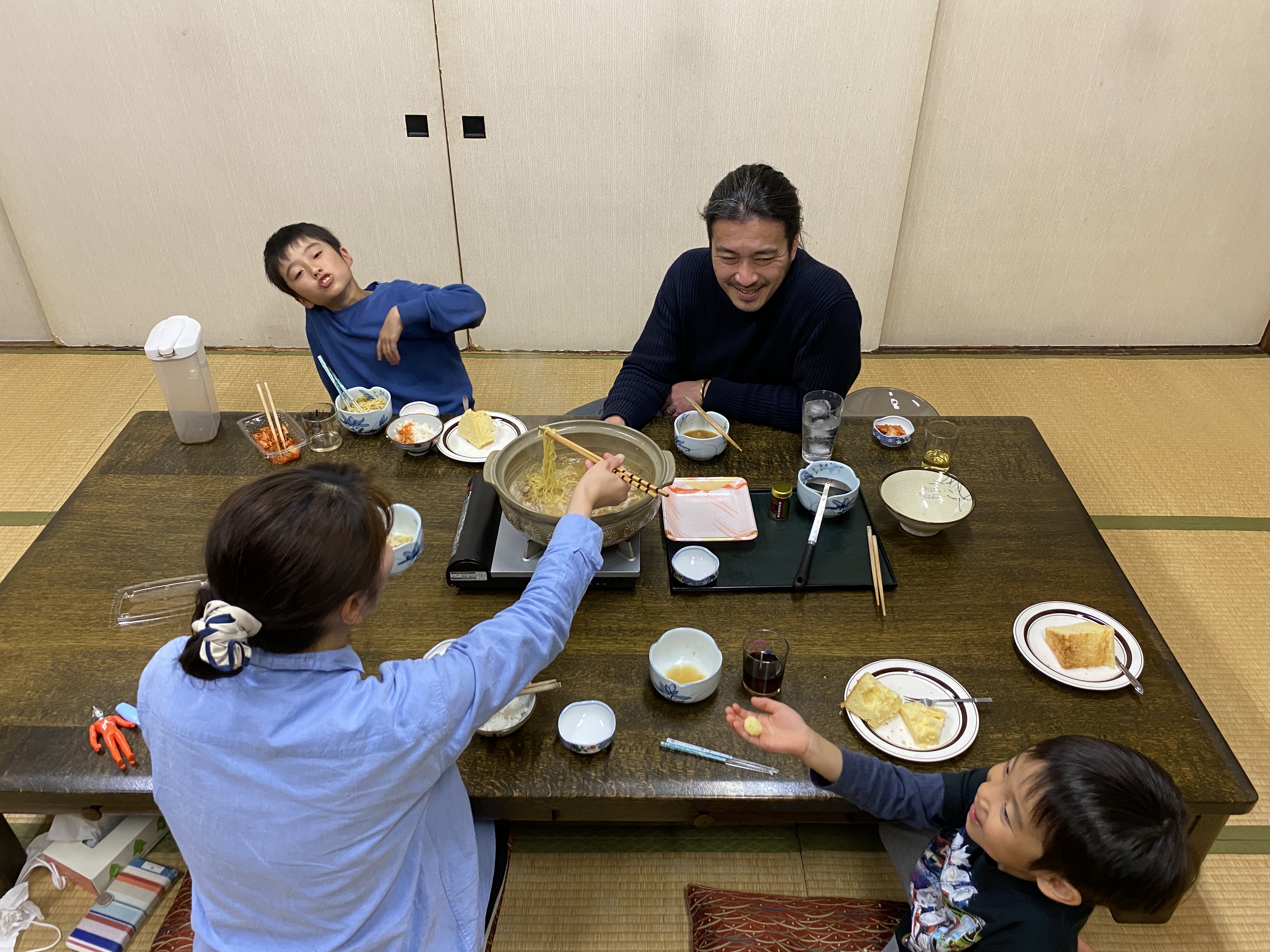 食事をする柳沢さん一家