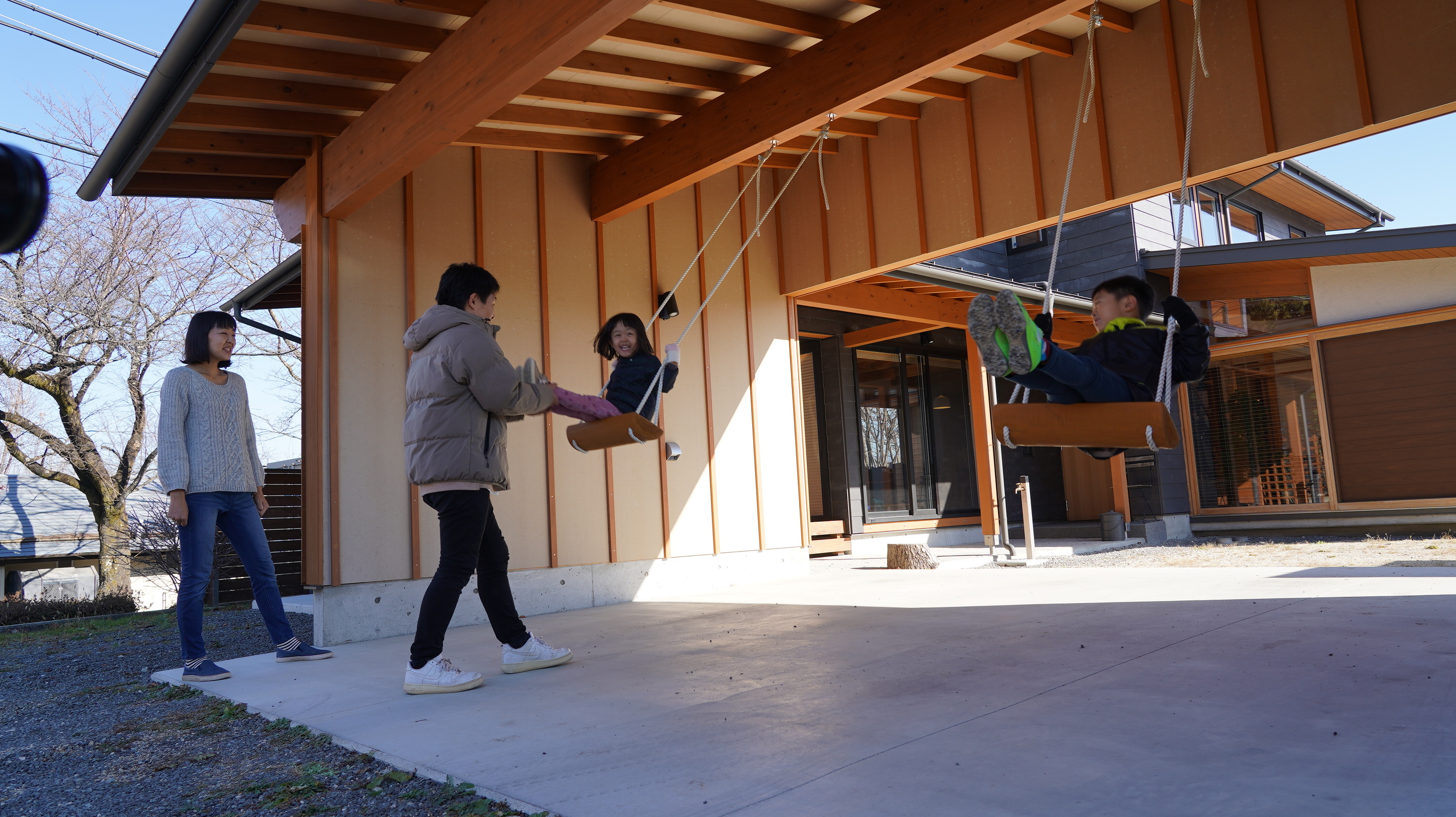 子どもとブランコで遊ぶ写真